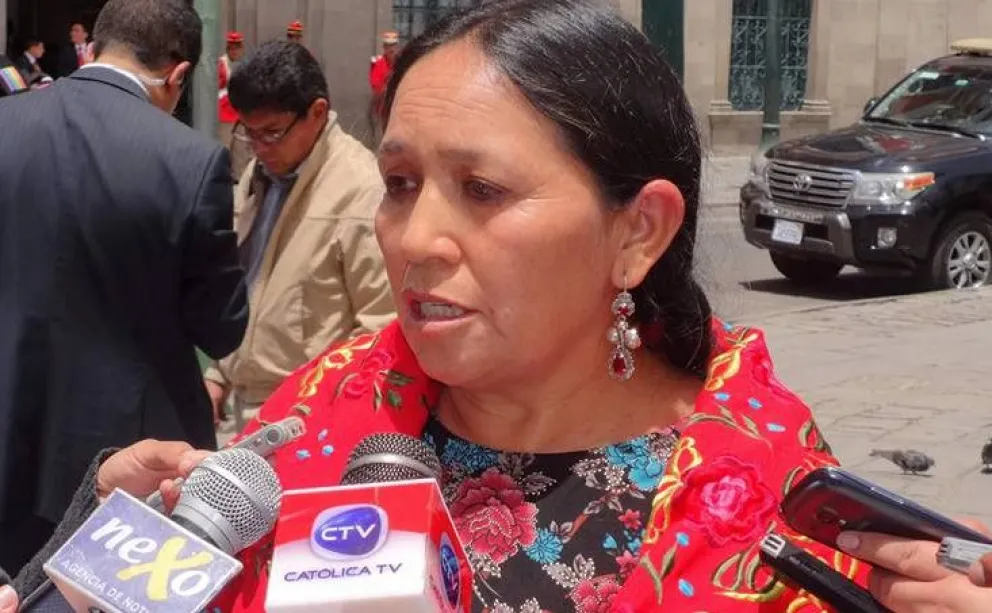Tomasa Yarhui, jefa de bancada de senadores de Libre, consideró que si el ministro de Hidrocarburos, Mauricio Medinaceli y el presidente de YPFB, Yussef Akly, no pueden resolver el problema de la gasolina, den un paso al costado. Foto: Erbol