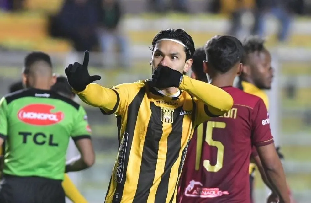 Carmelo Algarañaz festeja uno de sus cuatro goles ante Totora Real Oruro. Foto: APG
