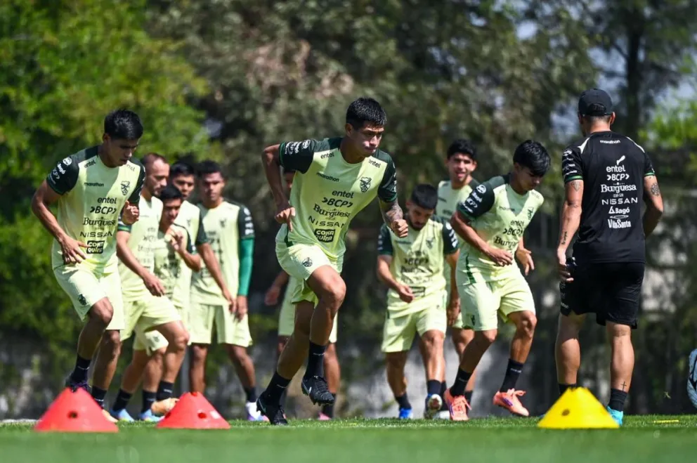 Los jugadores bolivianos en una práctica en Monterrey. Foto: FBF