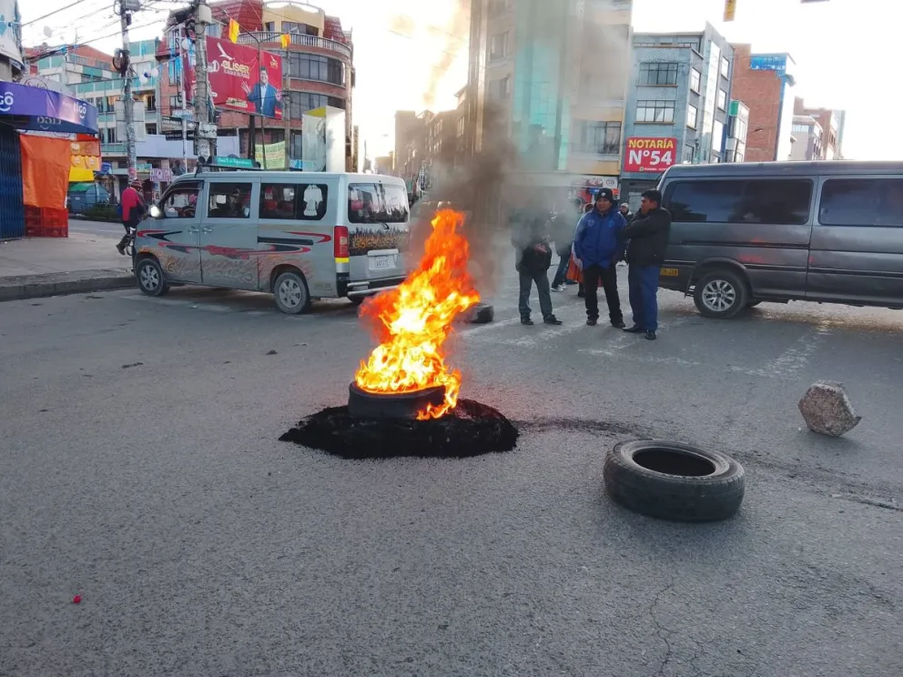Un punto de bloqueo en la ciudad de El Alto. Foto: Ayni Tv 