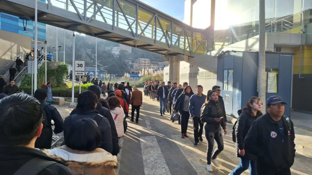 Largas filas en las líneas Celeste y Amarilla del teleférico. Fotos: Visión 360