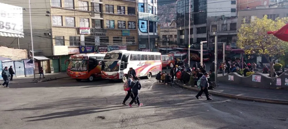 Buses que prestan servicio entre La Paz y El Alto bloquean un punto neurálgico de conexión. Foto: Visión 360