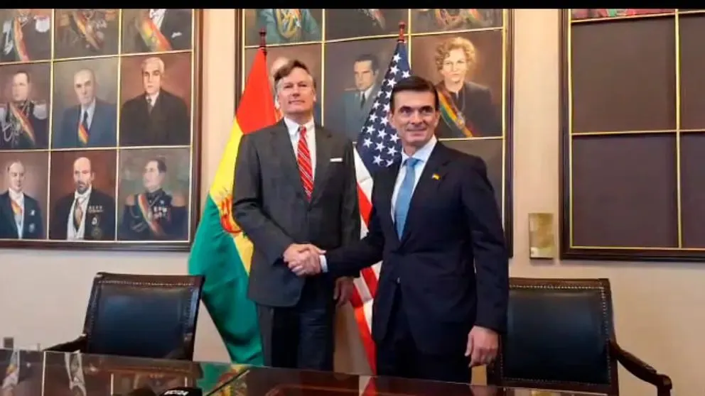 El subsecretario de Estado de Estados Unidos, Christopher Landau, y el presidente Rodrigo Paz. Foto archivo