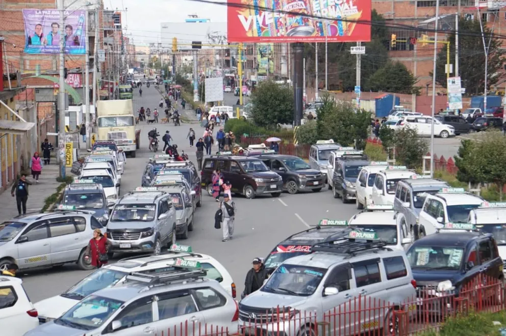 Choferes bloquean en la ciudad de El Alto.  Foto: APG