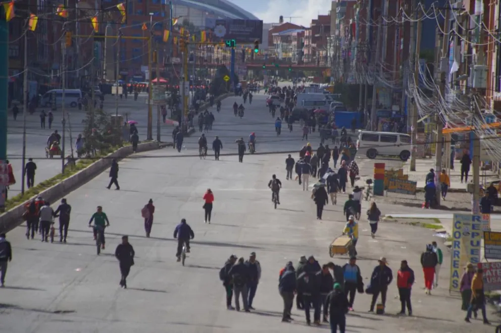 La CNI considera que 150.000 trabajadores del departamento de La Paz, no pudieron llegar a sus fuentes de trabajo o tuvieron dificultades en hacerlo, debido al paro de los choferes. Foto APG