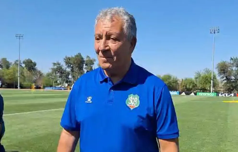 El entrenador Henk Ten Cate durante la zona mixta en Monterrey. Foto: Sports 360.