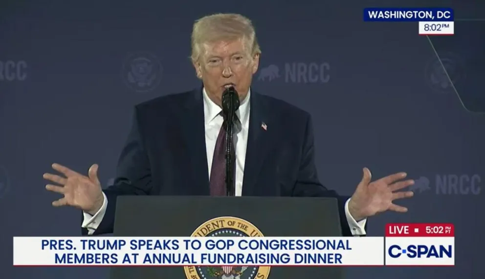 Captura de video de una transmisión del canal público C-SPAN del presidente de EE.UU., Donald Trump, pronunciando un discurso durante la cena anual del Comité Nacional Republicano del Congreso este miércoles, en Washington (EE.UU.). Foto: EFE