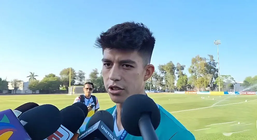 Gabriel Villamil conversa con los periodistas bolivianos en Monterrey. Foto: Sports 360