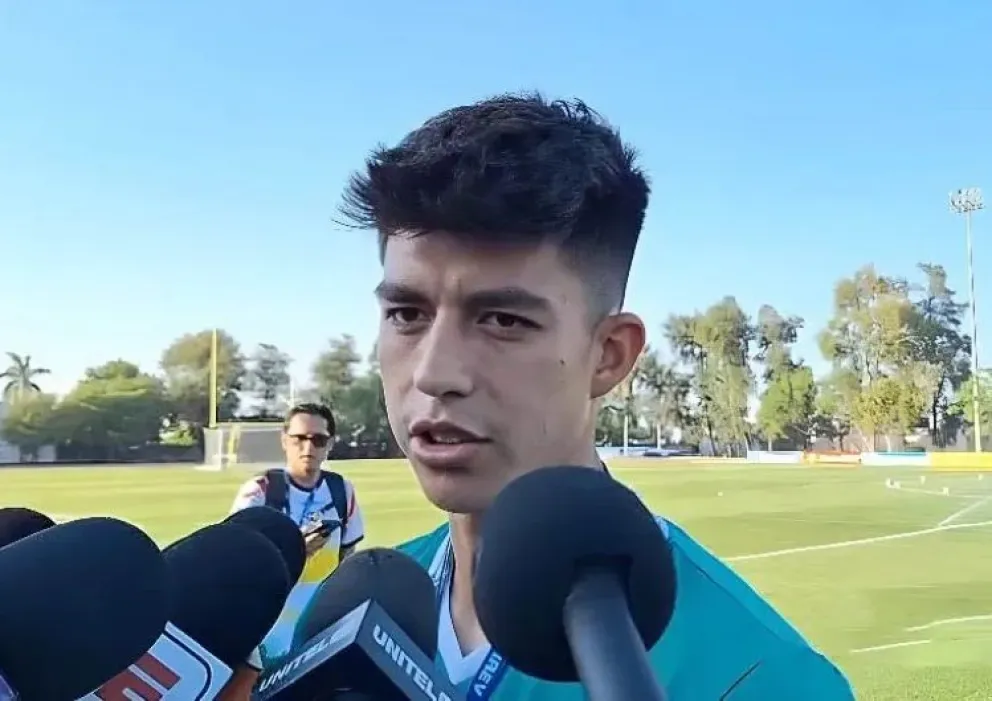 Gabriel Villamil conversa con los periodistas bolivianos en Monterrey. Foto: Sports 360