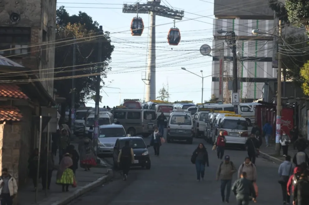 Ante la declaratoria de un paro indefinido de los choferes de La Paz, el Ministerio de Trabajo dispuso de "manera excepcional", la tolerancia de una hora, a la hora de ingreso de los servidores públicos. Foto: APG