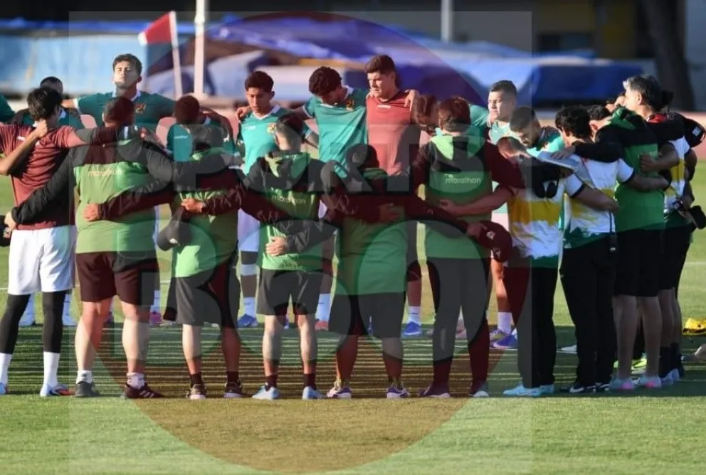 Jugadores y cuerpo técnico de la Selección nacional antes de iniciar el entrenamiento de este miércoles. Foto: Agencia Marka Registrada