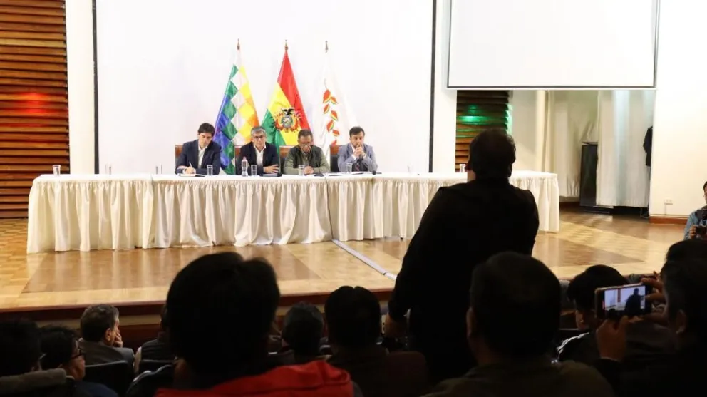 Comisión de Gobierno se reúne con dirigencia de chóferes. Foto: Dircom 
