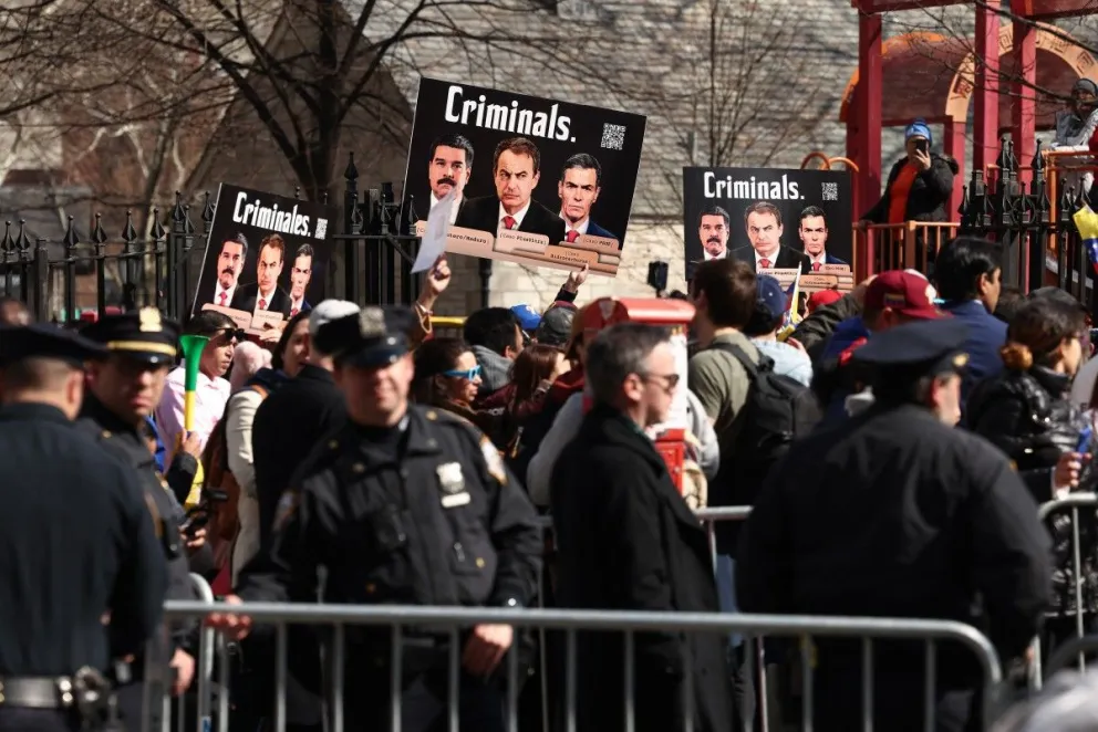 Manifestantes protestan frente al Tribunal Federal Daniel Patrick Moynihan el día en que el derrocado presidente venezolano Nicolás Maduro comparecerá ante el tribunal en Nueva York el 26 de marzo de 2026 para su segunda audiencia. Foto: AFP