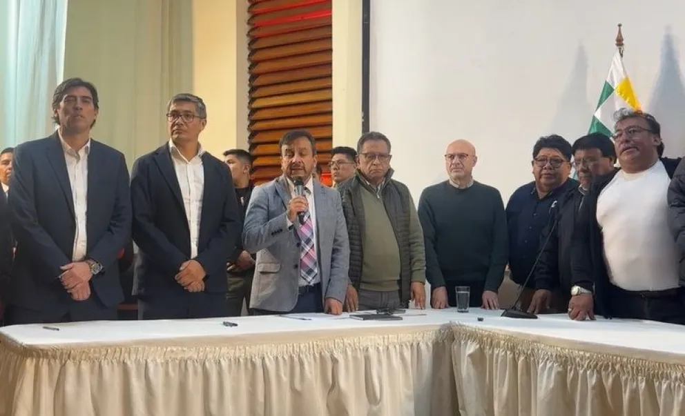 Autoridades del Gobierno y dirigentes de los choferes anuncian que se llegó a un acuerdo este jueves.