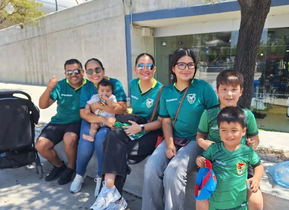 Los hinchas bolivianos que llegaron para alentar a la Verde. Foto: MMG