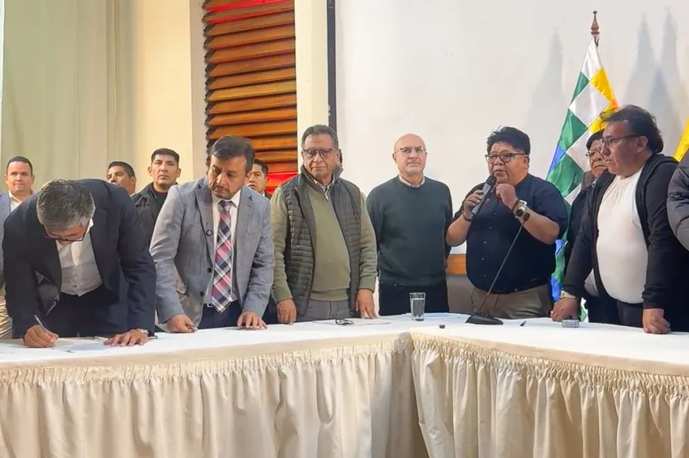 Autoridades del Gobierno y dirigentes de los choferes anuncian que se llegó a un acuerdo este jueves. Foto: Oficina del presidente Paz 