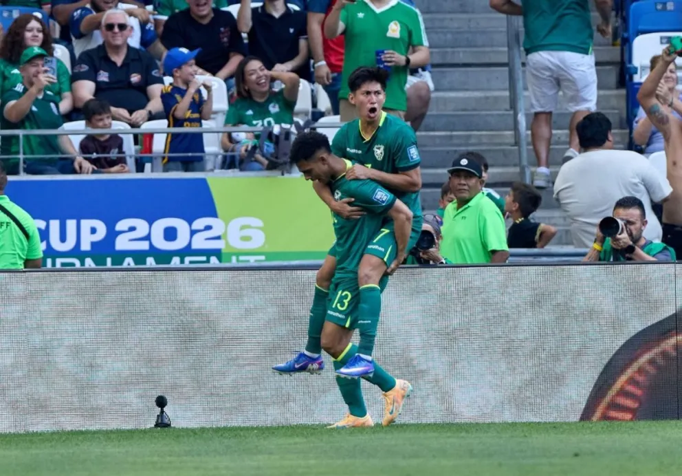 Paniagua sostiene a Terceros en la celebración de uno de sus goles. Foto: APG.