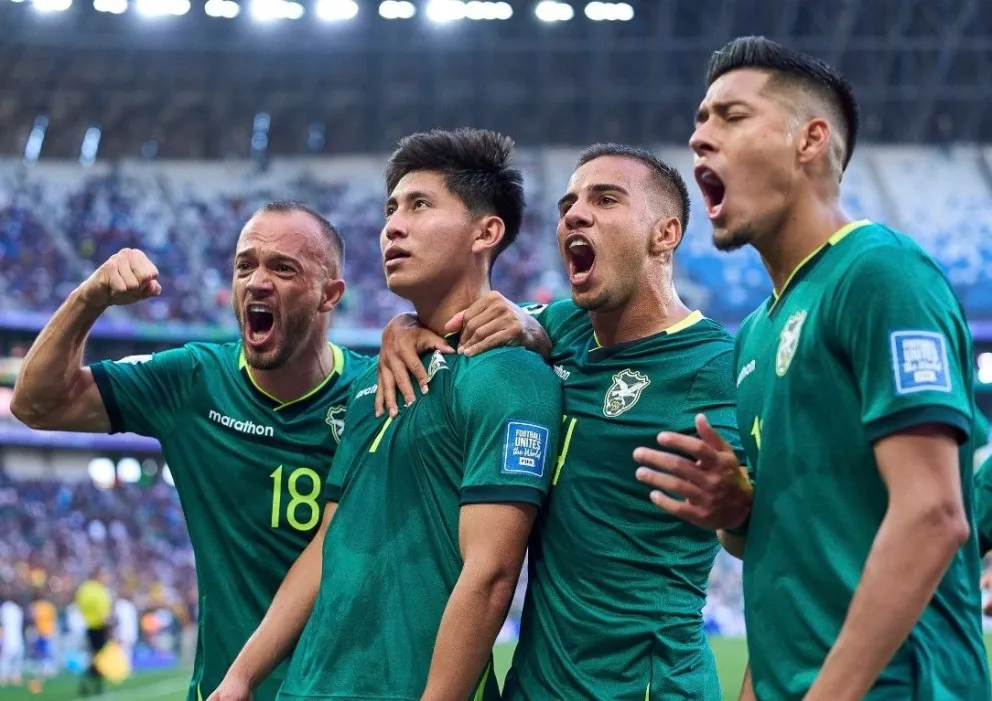 Godoy (izq.) grita a todo pulmón el segundo gol junto a Terceros, Matheus y Vaca. Foto: APG