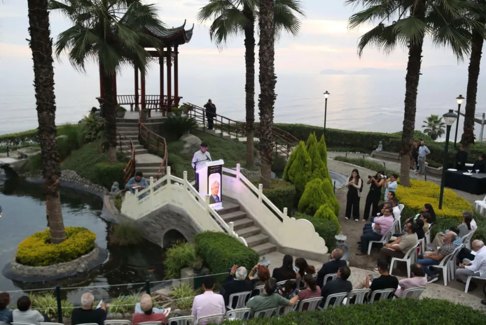 Personas participan en el evento "90 años, 90 minutos", un homenaje al escritor peruano Mario Vargas Llosa (1936-2025) este jueves, en el malecón de Miraflores, en Lima (Perú). Foto: EFE