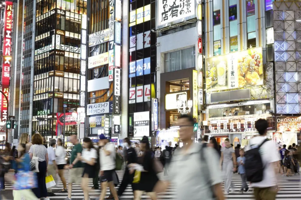 Varias personas cruzan una calle principal frente a Kabukicho, el barrio rojo de Tokio, Japón, el 4 de junio de 2025 (publicado el 10 de junio de 2025). Foto: EFE