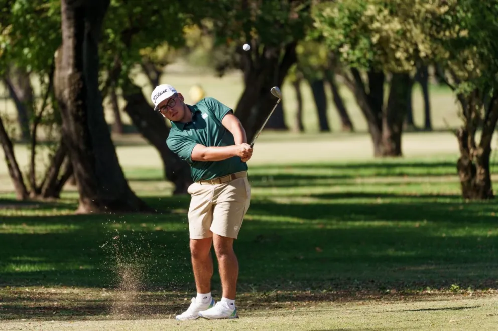 Quiroga golpea la pelota durante la primera ronda. Foto: Fesgolf Prensa.