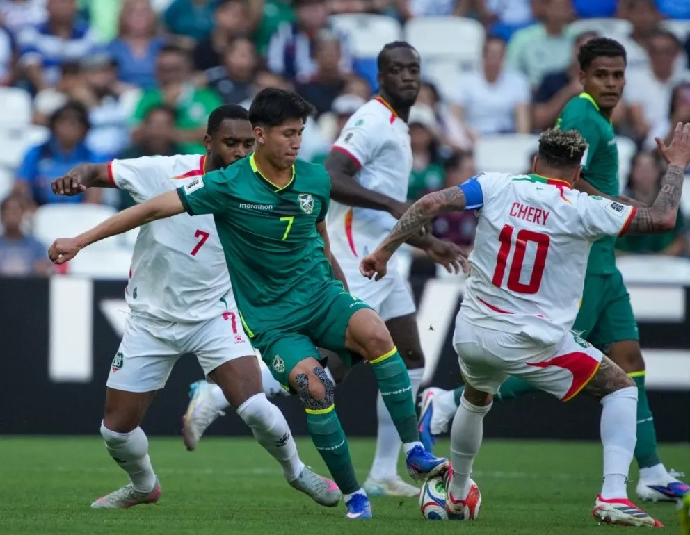 Los jugadores de Surinam marcaron con fuerza a Miguel Terceros. Foto: APG