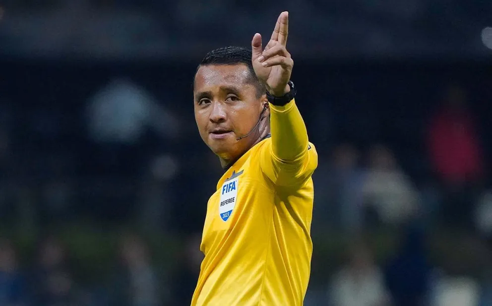 El árbitro Iván Barton en uno de los partidos internacionales que le tocó dirigir. Foto: Archivo internet