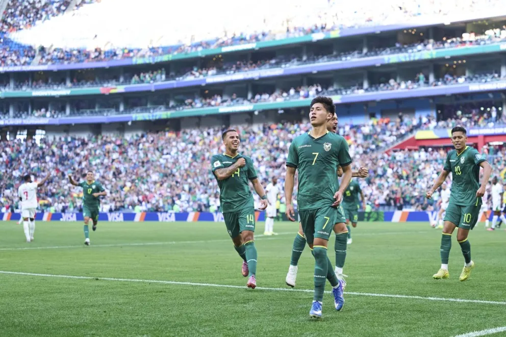 Terceros (7) celebra su gol de penal a Surinam junto a sus compañeros. Foto: APG.