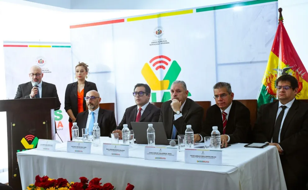 Los ejecutivos de Vías Bolivia en la presentación del informe. Foto: RRSS de Vías Bolivia
