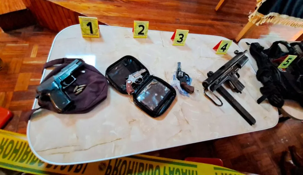 Las armas encontradas en el operativo. Foto: Erbol
