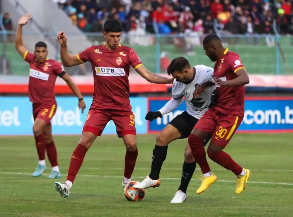 Una incidencia de un encuentro del partido entre Bolívar y Real Oruro. Foto: AD