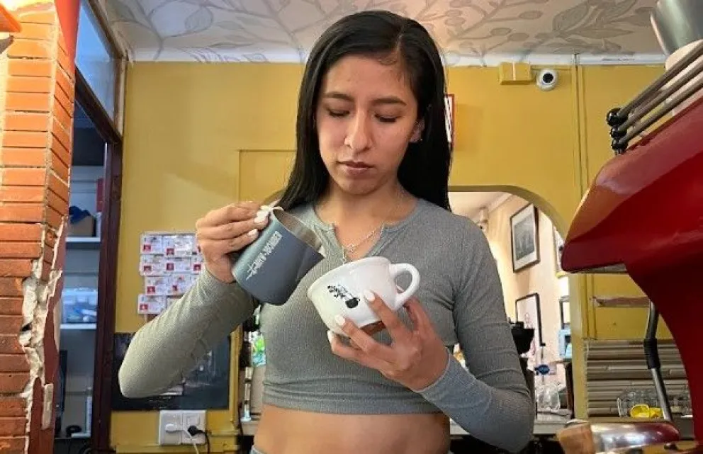 La barista Jessica Chambi, campeona nacional de arte latte 2026 y barista de la cafetería Typica, en La Paz. Foto: Viceministerio de Gastronomía
