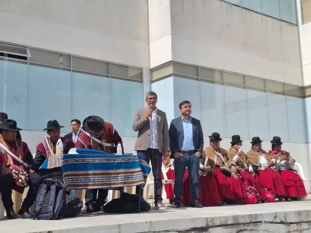 Los ministros de Hidrocarburos, Mauricio Medinaceli y el de Economía y Finanzas Públicas, José Gabriel Espinoza, en una reunión con la Federación Departamental Única de Trabajadores Campesinos Túpac Katari. Foto: Huaycheña