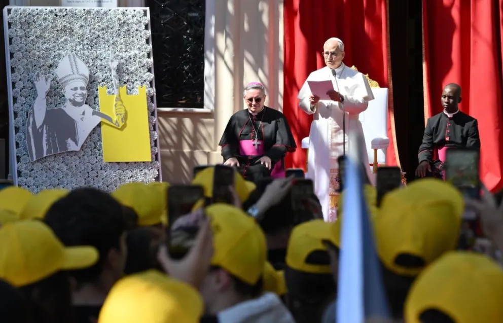 El Papa León XIV habla durante un encuentro con jóvenes y catecúmenos en la zona frente a la iglesia de Santa Dévota, Mónaco. Foto: EFE