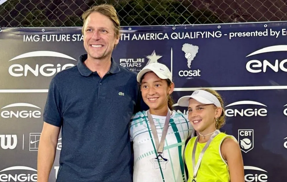 María Aguirre (centro) junto a Santina Polverini después de conquistar el título. Foto: FBT