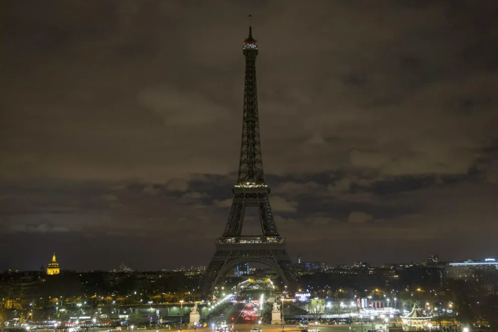 En la imagen de archivo, la Torre Eiffel durante la Hora del Planeta. Foto: EFE