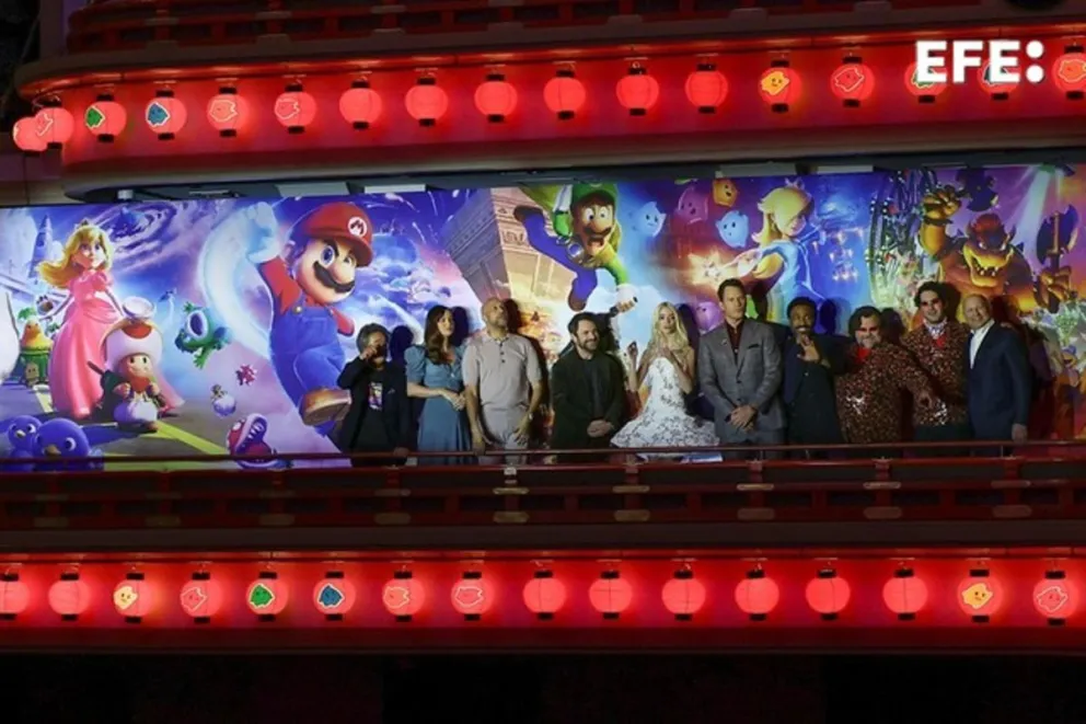  De izquierda a derecha: el productor Chris Meledandr y los intérpretes Jack Black, Benny Safdie, Donald Glover, Chris Pratt, Anya Taylor-Joy, Charlie Day, Keegan-Michael Key y Brie Larson, junto al productor japonéss Shigeru Mi. Foto: EFE