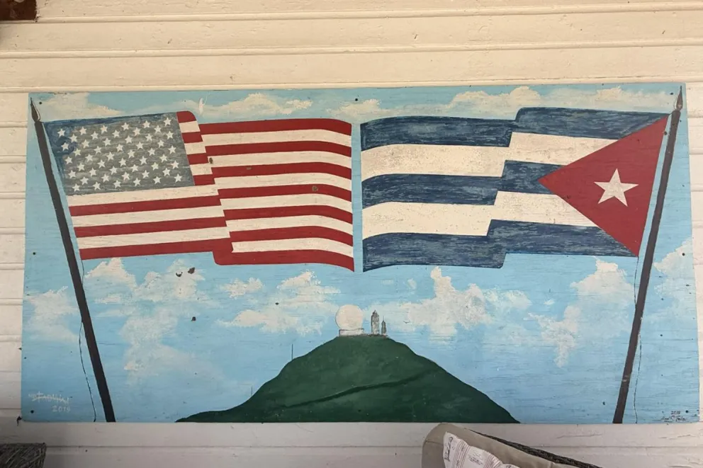 Fotografía del 22 de marzo de 2026 que muestra un mural con las banderas de Estados Unidos y Cuba en el museo de la base naval estadounidense, en Guantánamo (Cuba). EFE/ Yeny García