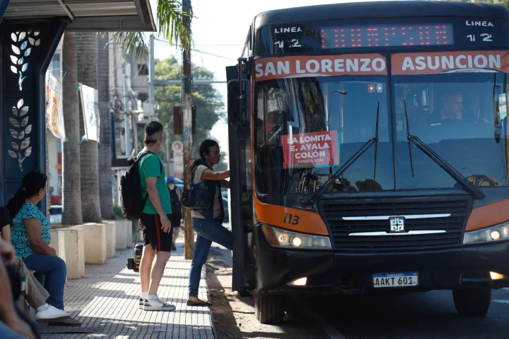 Personas se suben a un autobús de servicio público este sábado en Asunción (Paraguay). EFE/ Juan Pablo Pino
