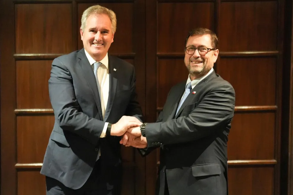 Fotografía cedida este sábado por la Cancillería de Chile que muestra al ministro de Relaciones Exteriores de Chile, Francisco Pérez Mackenna (d), posando junto a su par de Argentina, Pablo Quirno en Santiago (Chile). EFE/ Cancillería de Chile