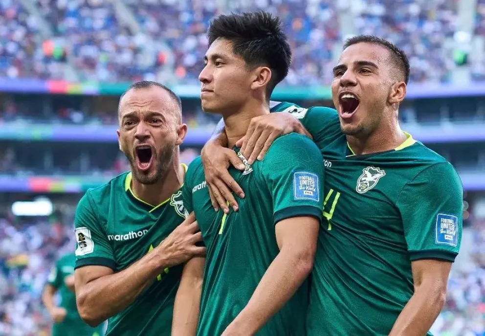 Terceros al medio celebra el gol junto a Godoy y Robson. Foto: ADN