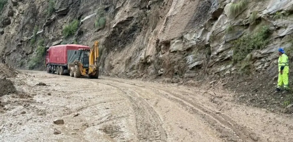 Equipos técnicos y maquinaria pesada fueron desplegados para realizar trabajos de limpieza y rehabilitación de la vía. Foto: ABC