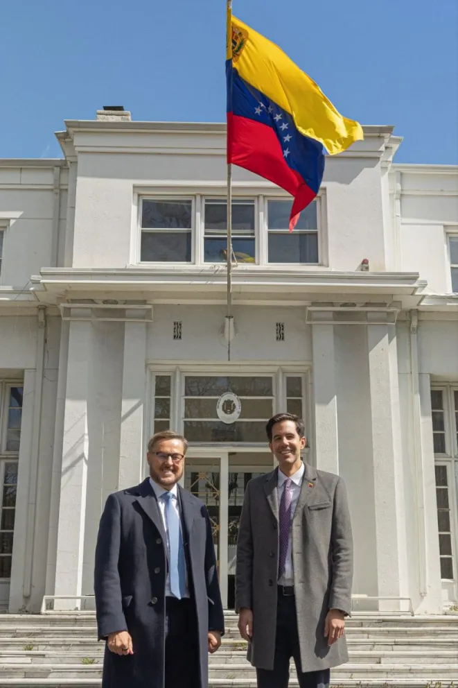 Fotografía tomada de la cuenta en X @OliverBlanco que muestra al viceministro de Venezuela para Europa y América del Norte, Oliver Blanco, posando junto al encargado de Negocios de Venezuela para EE.UU., Félix Plasencia. Foto: EFE