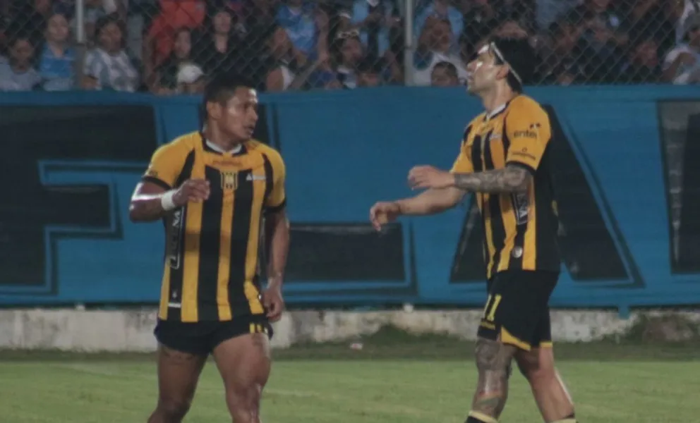 Carmelo Algarañaz (der.) inició el festejo del primer gol. Roca aparece en la escena. Foto: Agencia Marka Registrada