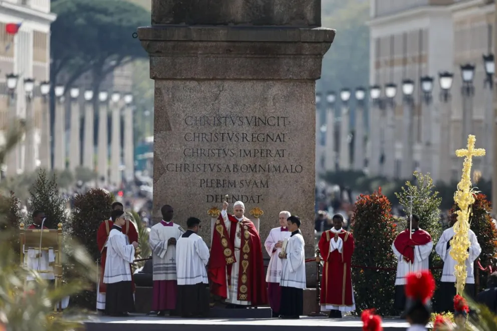 El papa León XIV  en la homilía de la misa de su primer Domingo de Ramos ante miles de fieles reunidos en la Plaza de San Pedro. Foto: EFE