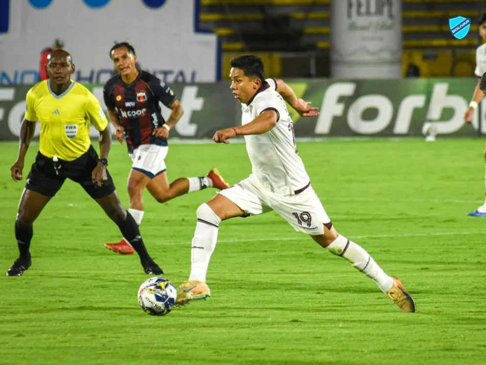 García domina la pelota en el encuentro. Foto: Club Bolívar.