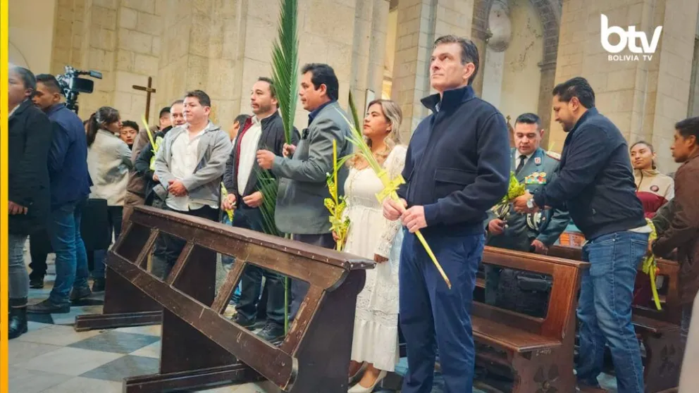 El presidente Rodrigo Paz participa en la misa de Domingo de Ramos en la Catedral Metropolitana. Foto: ABI