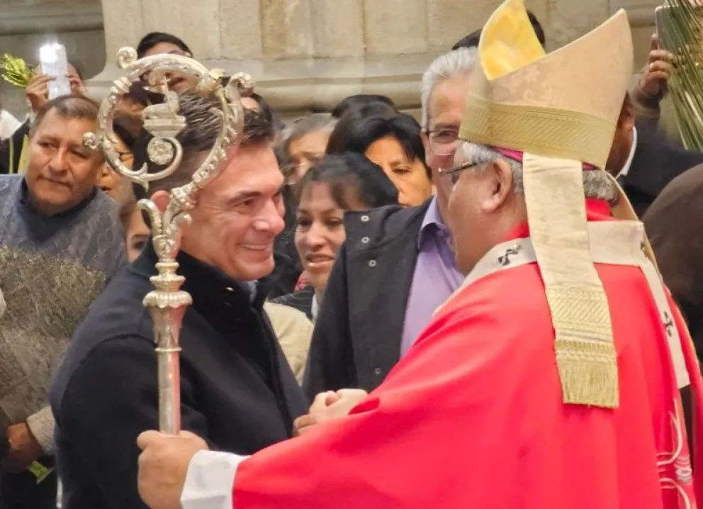 El presidente Rodrigo Paz participó este domingo en la misa de Domingo de Ramos en la Catedral Metropolitana de La Paz. Foto: ABI
