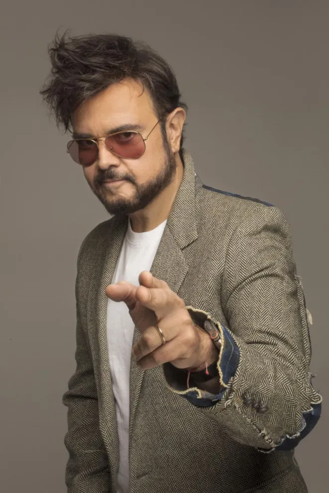 Fotografía cedida este sábado por Aleks Syntek, donde se observa al cantautor mexicano posando en Ciudad de México (México). Foto: EFE