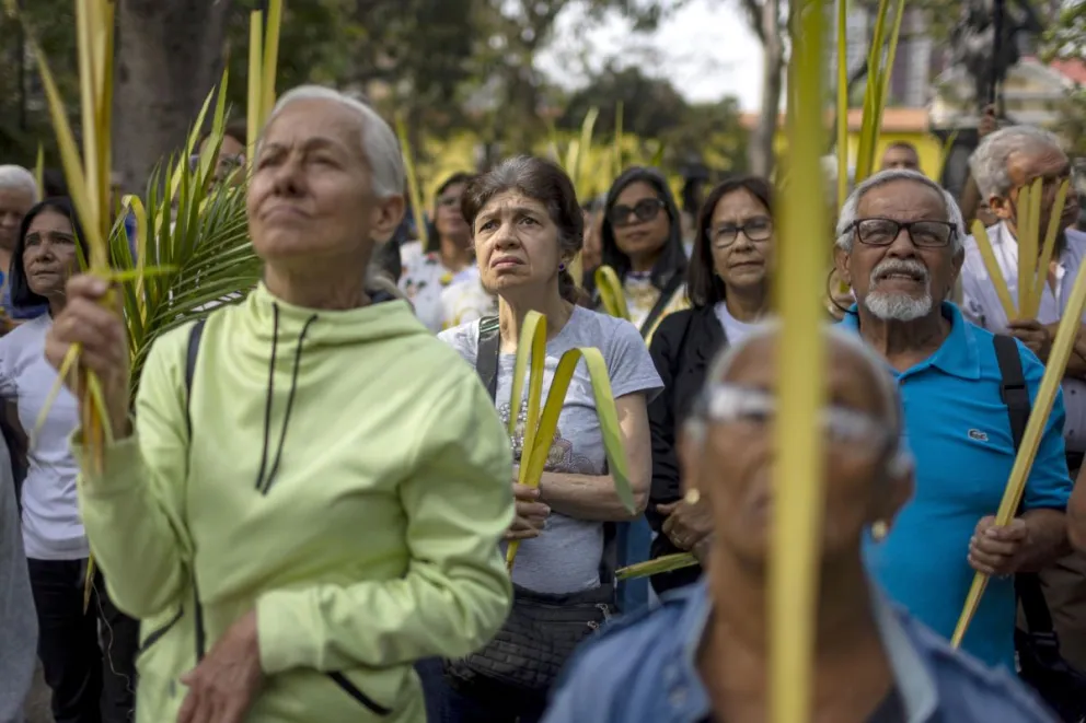 Personas sostienen ramos durante las celebraciones del Domingo de Ramos en Caracas (Venezuela). EFE/ Miguel Gutierrez